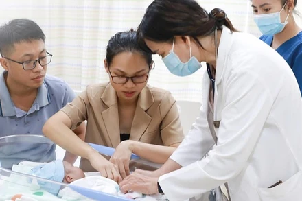 Tiến sĩ, bác sĩ Cam Ngọc Phượng, Giám đốc Trung tâm Sơ sinh thăm khám cho bé trước khi xuất viện.