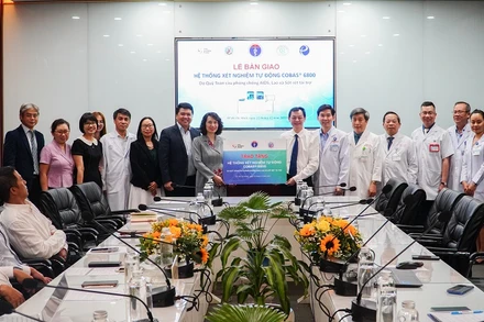 Thứ trưởng Y tế Nguyễn Thị Liên Hương đại diện Bộ Y tế trao hệ thống máy cho 2 đơn vị.