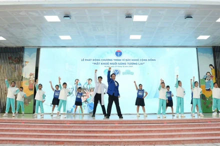 Ca sĩ Đăng Khôi cùng các em nhỏ trình diễn bài hát chủ đề của Chương trình với nội dung vui tươi, sinh động.