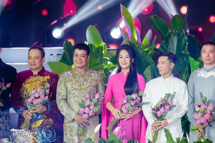 Nhà thiết kế Vũ Thảo Giang và các nhà thiết kế nhận vinh danh của Ban Tổ chức.