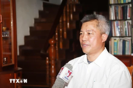 Ông Thongvanh Thongdy, học giả từng có nhiều năm sinh sống và học tập tại Việt Nam, trả lời phỏng vấn. (Ảnh: Xuân Tú/TTXVN)