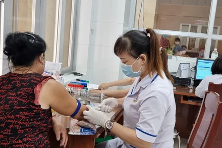 Lấy máu xét nghiệm cho người nhiễm H. 