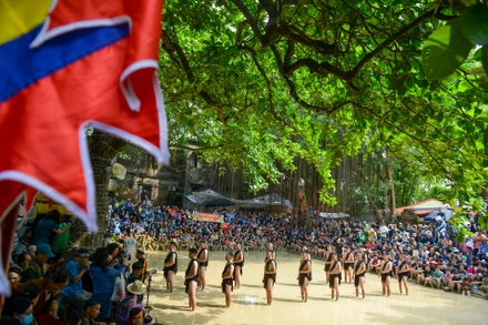 Hội vật cầu được tổ chức trên sân chính của đền thờ thánh Tam Giang, rộng khoảng 200m2 với mặt sân là bùn nhão, ở hai đầu sân có hai hố để đẩy cầu xuống.