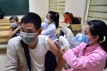 Bộ Y tế đề nghị các địa phương tăng cường triển khai tiêm vaccine mũi nhắc lại. (Ảnh: THÀNH ĐẠT)