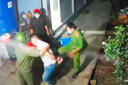 Công an xã đánh dân khi thi hành nhiệm vụ. (Ảnh cắt từ clip)