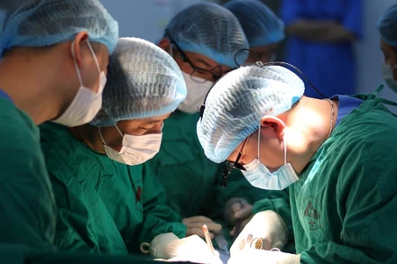 Các bác sĩ tiến hành ca phẫu thuật ghép thận.