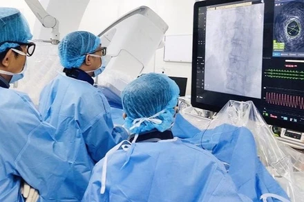 Các bác sĩ can thiệp tim mạch cho bệnh nhân bị nhồi máu cơ tim cấp.