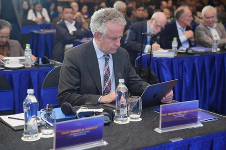 Giáo sư Richard Friend, Chủ tịch Hội đồng Giải thưởng VinFuture sẽ tham gia chủ tọa phiên tọa đàm "Công nghệ bán dẫn: Nền tảng của thế giới hiện đại" tại Tuần lễ VinFuture 2023.