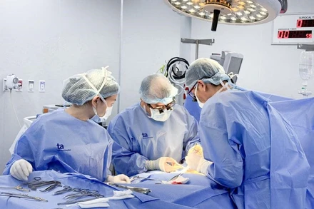 Các bác sĩ tiến hành phẫu thuật cho bệnh nhi.