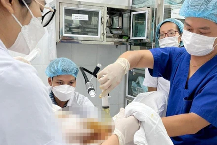 Các bác sĩ thực hiện thủ thuật rút nước ối cho sản phụ.