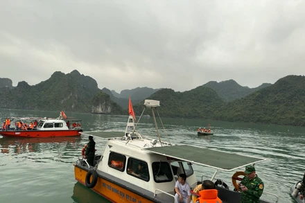 Đã tìm thấy thi thể thứ 4, lực lượng tìm kiếm cứu nạn đang tiến hành đưa lên tàu.