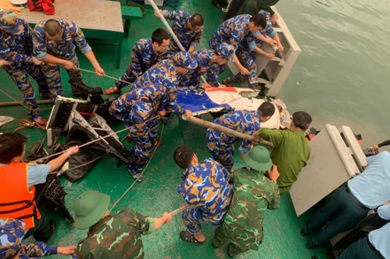 Trục vớt phần đuôi máy bay.