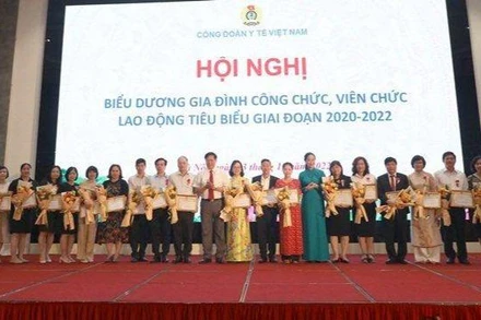 Công đoàn Y tế Việt Nam biểu dương 134 gia đình tiêu biểu.