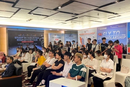 Ngày hội giáo dục thu hút nhiều học sinh, sinh viên đến tham gia.