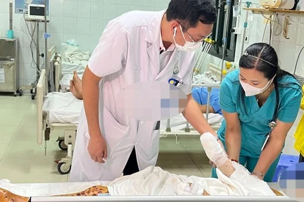 Người phụ nữ bị đa chấn thương sau vụ nổ điện thoại khi đang sạc.