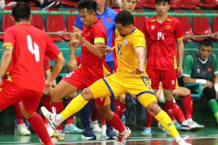Đội tuyển futsal Việt Nam (áo đỏ) thi đấu ấn tượng trước Kazakhstan. (Ảnh: VFF)