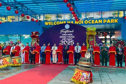 Các đại biểu cắt băng khai trương Hội chợ-Triển lãm Tinh hoa Đông Y Dược Việt Nam.