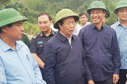 Phó Thủ tướng Lê Văn Thành kiểm tra điểm sụt, trượt trên Quốc lộ 15D.