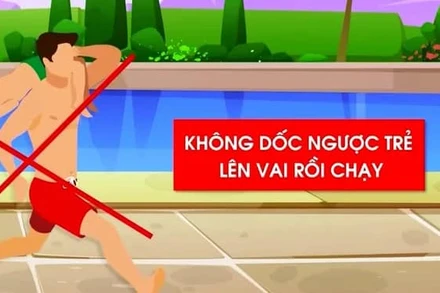 Vác dốc ngược nạn nhân đuối nước xuống là cách sơ cứu chưa phù hợp. (Ảnh: VTV.vn)