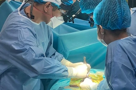 Các bác sĩ phẫu thuật cho em bé.