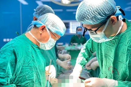 Các bác sĩ tiến hành phẫu thuật cho người bệnh.