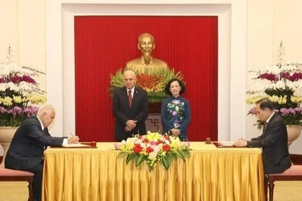 Đồng chí Trương Thị Mai và đồng chí Roberto Morales Ojeda dự Lễ ký thoả thuận trao đổi và hợp tác giữa hai Đảng. (Ảnh: TTXVN)