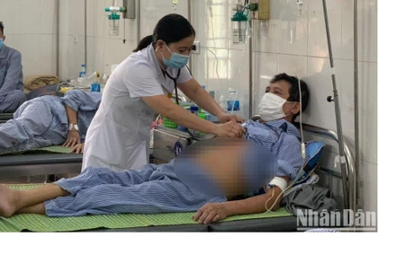 Tiến sĩ, bác sĩ Nguyễn Thị Bích Ngọc khám cho người bệnh. (Ảnh: T.H)