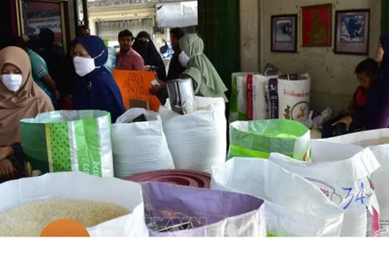 Gạo được bày bán tại cửa hàng ở Narathiwat, miền nam Thái Lan. (Ảnh: AFP/TTXVN)