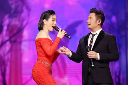 Ca sĩ Bằng Kiều và Lệ Quyên song ca tại đêm nhạc.