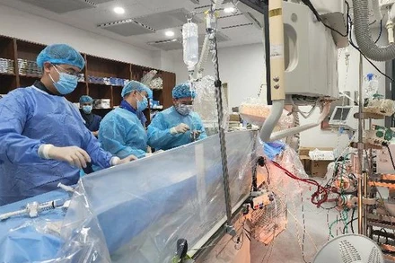 Các bác sĩ can thiệp cho bệnh nhân.