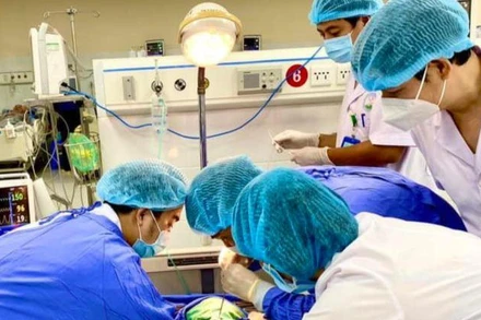 Các bác sĩ khẩn trương mở khí quản hỗ trợ thở cho bệnh nhân.