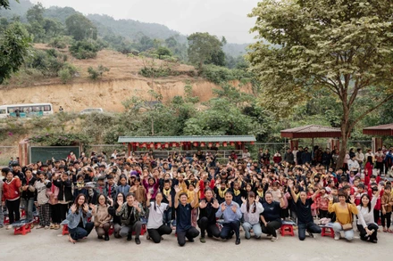 Tổ chức Peace Winds trao quà tại các điểm trường còn gặp nhiều khó khăn.