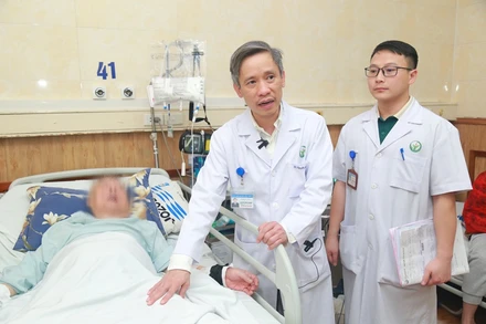 Phó Giáo sư, Tiến sĩ Nguyễn Mạnh Khánh - Phó Giám đốc Bệnh viện, Trưởng khoa Phẫu thuật Chấn thương Chỉnh hình 1 khám cho người bệnh.