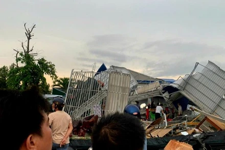 Một nhà dân ở thị trấn Tân Nghĩa, huyện Hàm Tân bị tốc mái, hư hỏng do mưa lớn, lốc xoáy gây ra.