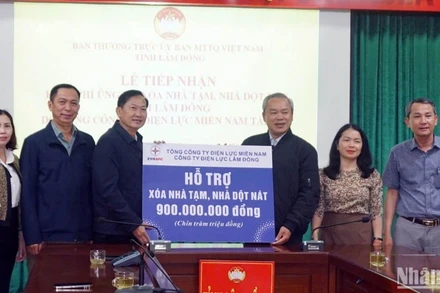 Đại diện lãnh đạo Ủy ban Mặt trận Tổ quốc Việt Nam tỉnh Lâm Đồng tiếp nhận hỗ trợ từ Tổng Công ty Điện lực miền Nam và Công ty Điện lực Lâm Đồng.