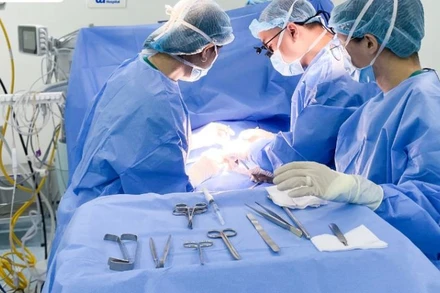 Các bác sĩ phẫu thuật cấp cứu ngay sau khi em bé chào đời.