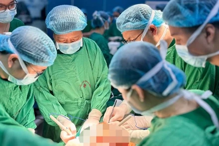 Các bác sĩ tiến hành ghép phổi cho bệnh nhân Cấn Thị Phương. 
