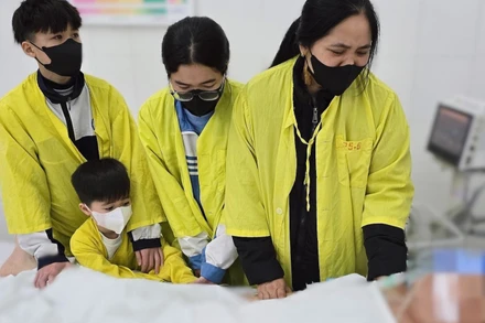 Bốn mẹ con tiễn biệt bố lần cuối. (Ảnh: BVCC)