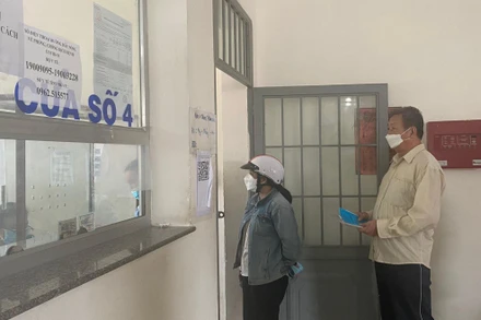 Người bệnh chờ cấp phát thuốc BHYT.