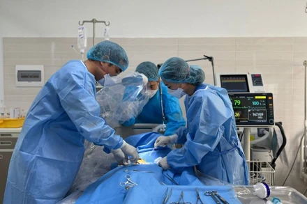 Các bác sĩ xử trí cho bệnh nhân. 