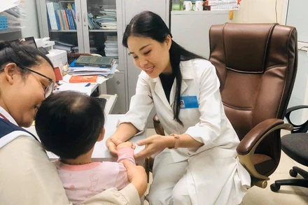 Biện pháp bảo vệ trẻ hữu hiệu trước dịch bệnh là tăng sức đề kháng cho trẻ. 