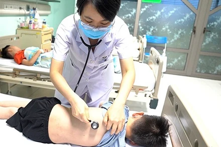 Bệnh nhi 8 tuổi ở Lào Cai đang bình phục sức khỏe.