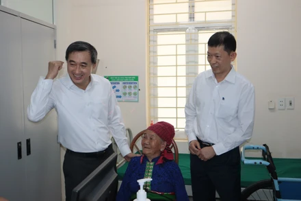 Thứ trưởng Y tế Trần Văn Thuấn tại buổi thăm khám sức khỏe cho bà con vùng cao tỉnh Điện Biên. 