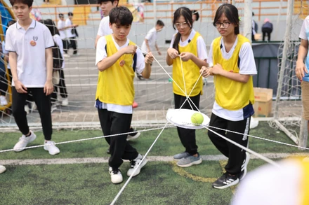 Các em hào hứng tham gia vào phần thi đồng đội.