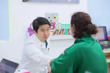 Bác sĩ thăm khám cho người bệnh.