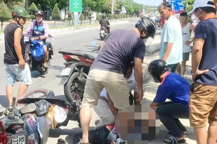 Lực lượng công an bắt giữ Trần Văn Sinh.