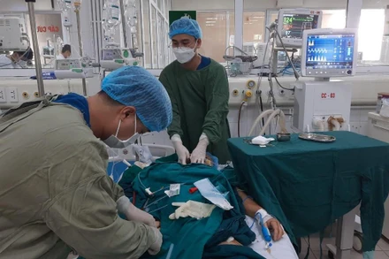 Bác sĩ Phạm Văn Phúc can thiệp ECMO cho bệnh nhân. 