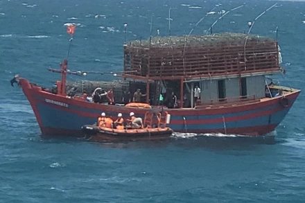 Lực lượng Trung tâm Phối hợp tìm kiếm, cứu nạn hàng hải Việt Nam ứng cứu nạn nhân vụ chìm tàu.