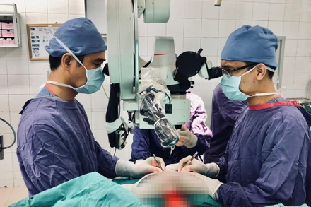 Các bác sĩ phẫu thuật cho bệnh nhân. 