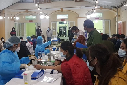 Khám sàng lọc sức khỏe cho tình nguyện viên trước khi tiêm thử nghiệm vaccine.